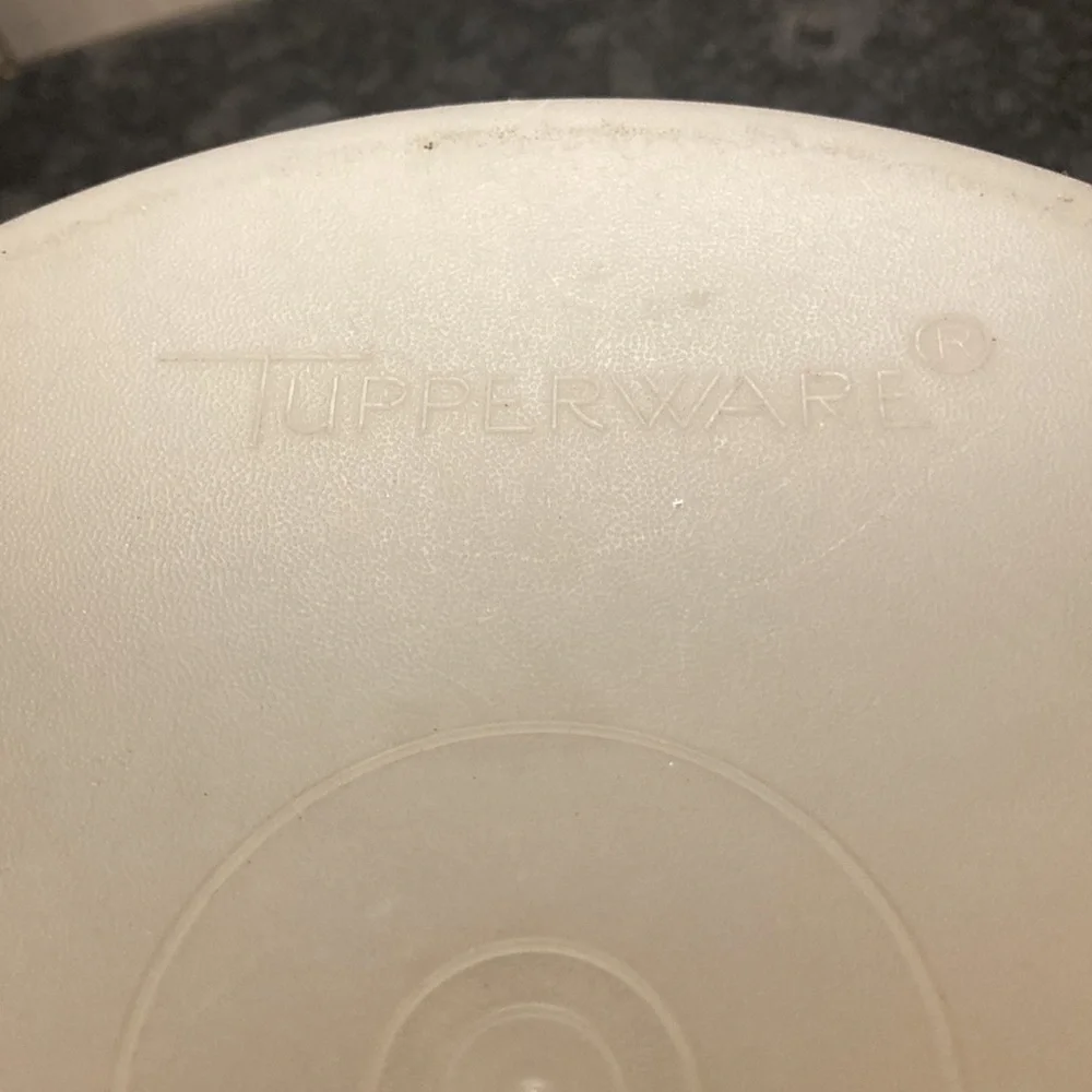 Vintage Tupperware layer cake carrier/server w/handle In near perfect co…